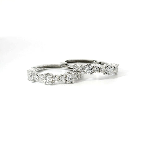 Orecchini a cerchio con spot in oro bianco con diamanti lab-grown taglio brillante, 1,10 carati.