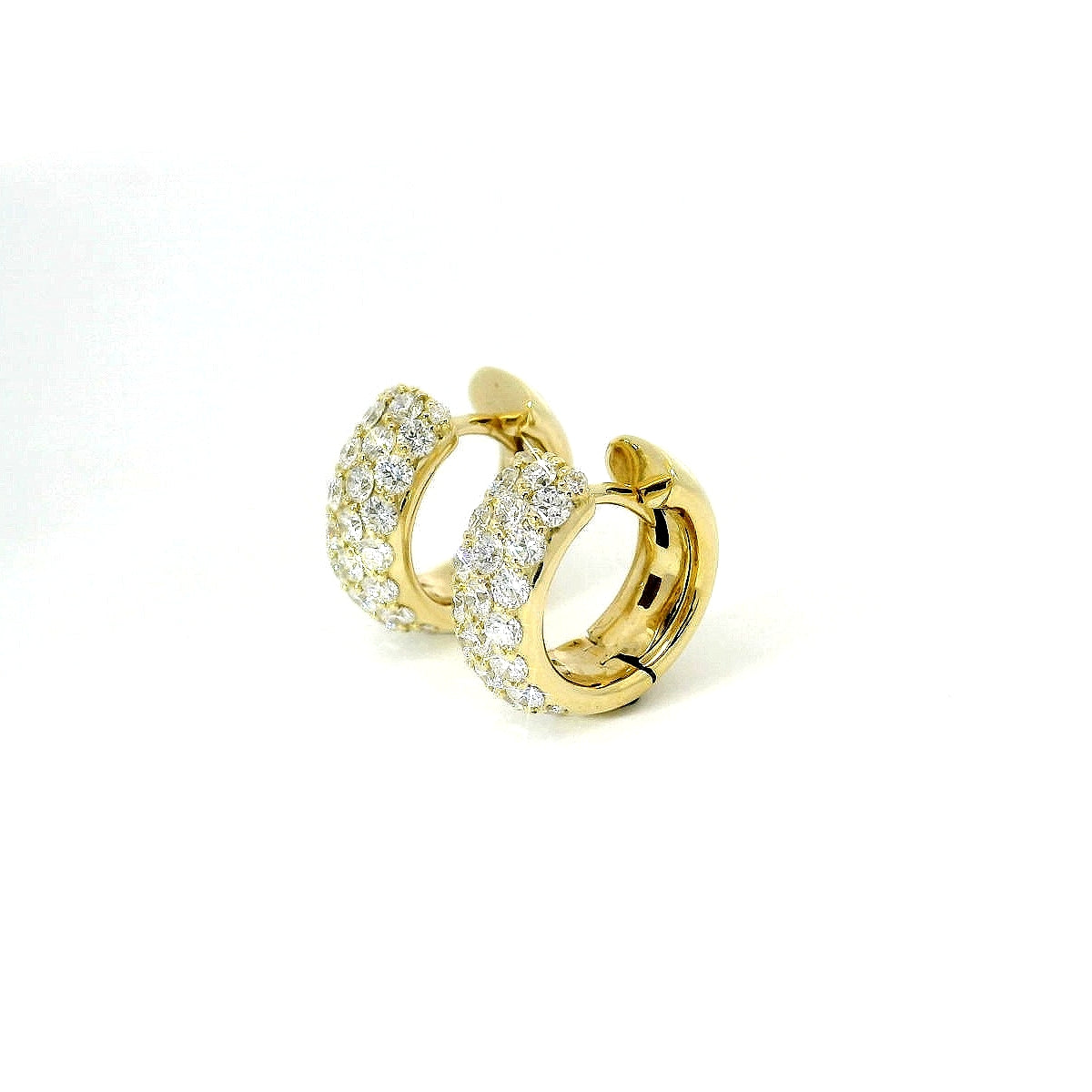 Orecchini a cerchio a pavè in oro giallo con diamanti lab-grown taglio brillante, 1,25 carati.