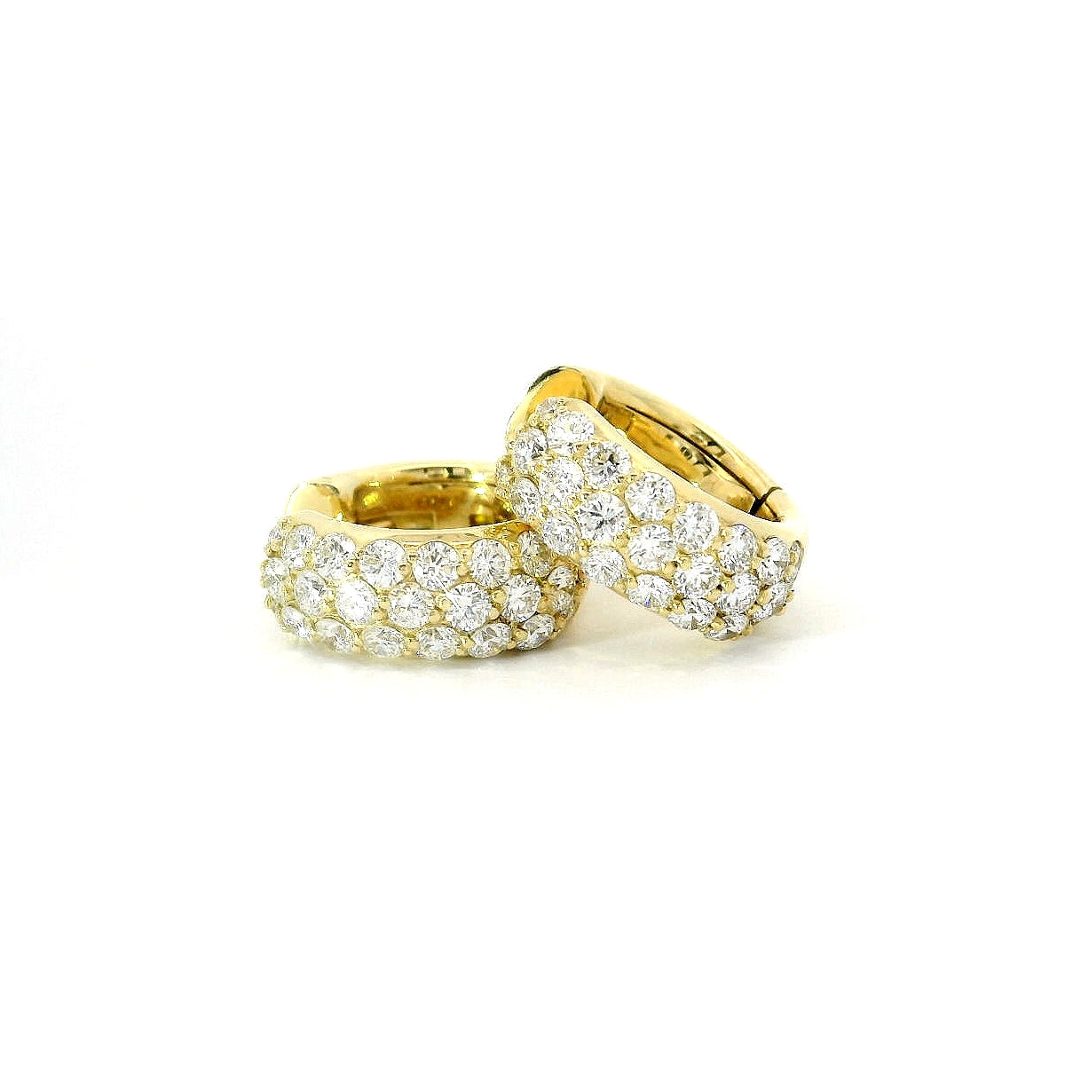 Orecchini a cerchio a pavè in oro giallo con diamanti lab-grown taglio brillante, 1,25 carati.