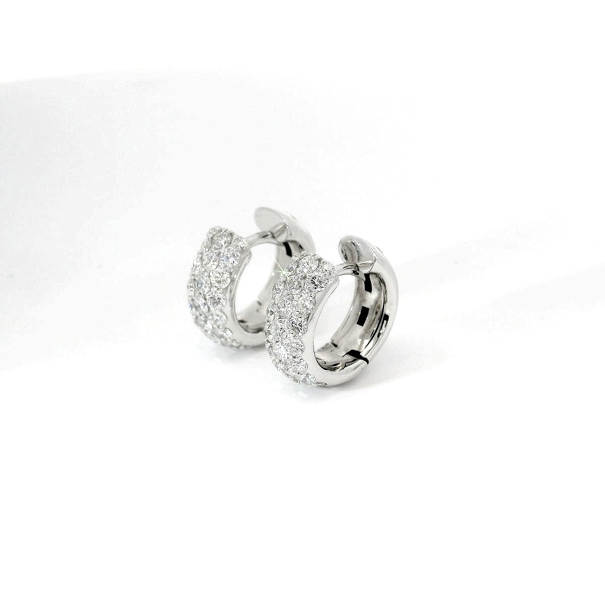 Orecchini a cerchio a pavè in oro bianco con diamanti lab-grown taglio brillante, 1,25 carati.