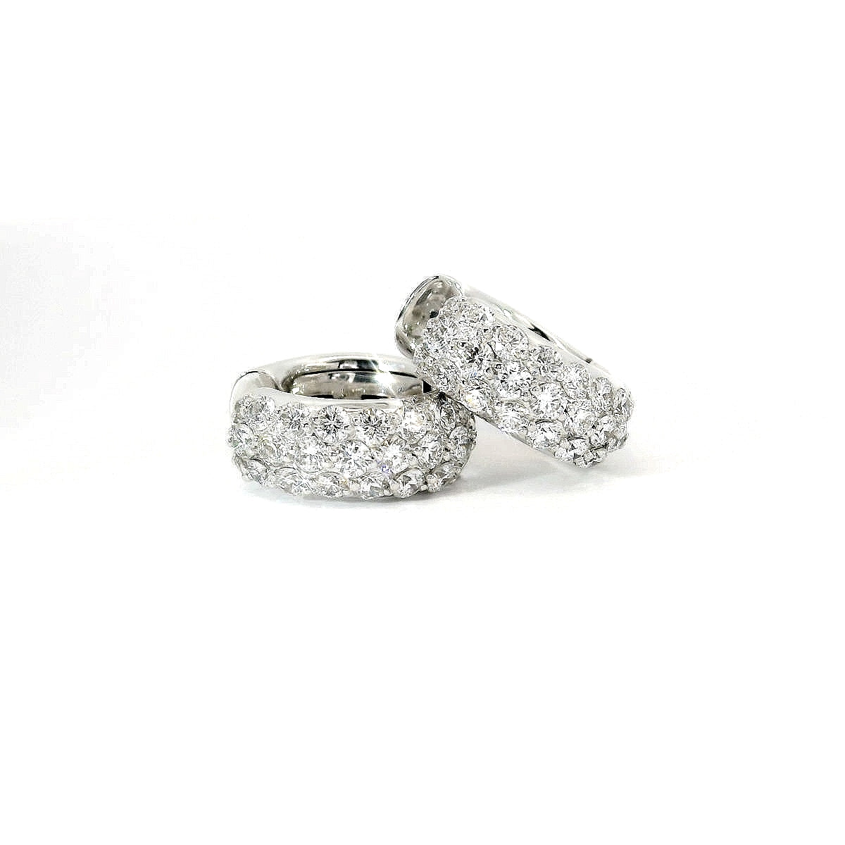 Orecchini a cerchio a pavè in oro bianco con diamanti lab-grown taglio brillante, 1,25 carati.