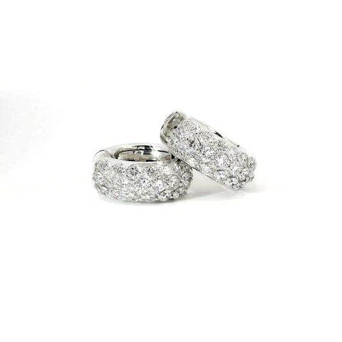 Orecchini a cerchio a pavè in oro bianco con diamanti lab-grown taglio brillante, 1,25 carati.