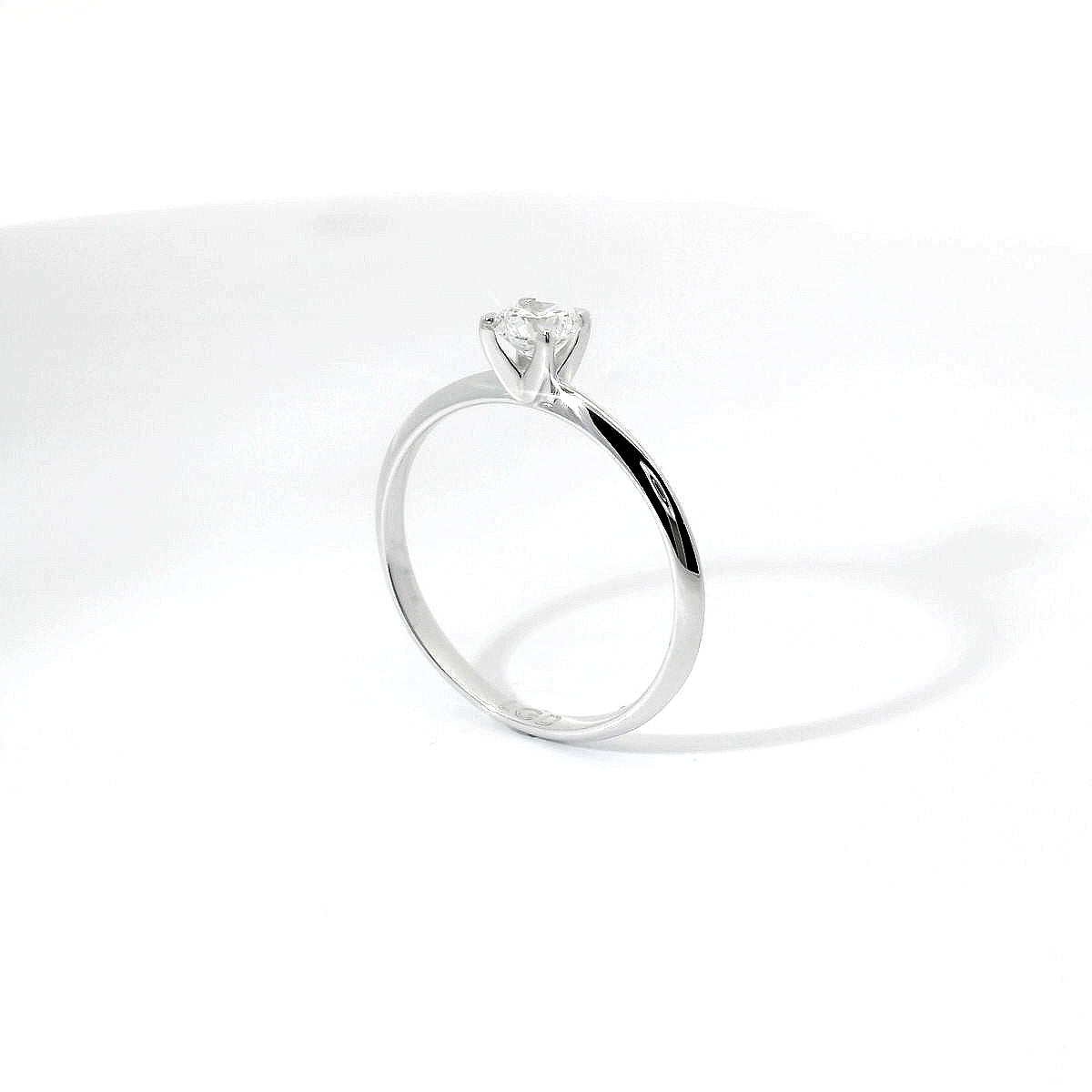 Anello solitario in oro bianco con diamante Lab-Grown taglio brillante, 0,32 carati.