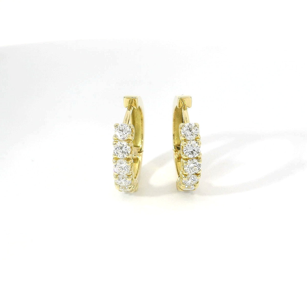 Orecchini a cerchio in oro giallo con diamanti lab-grown taglio brillante, 1,17 carati.