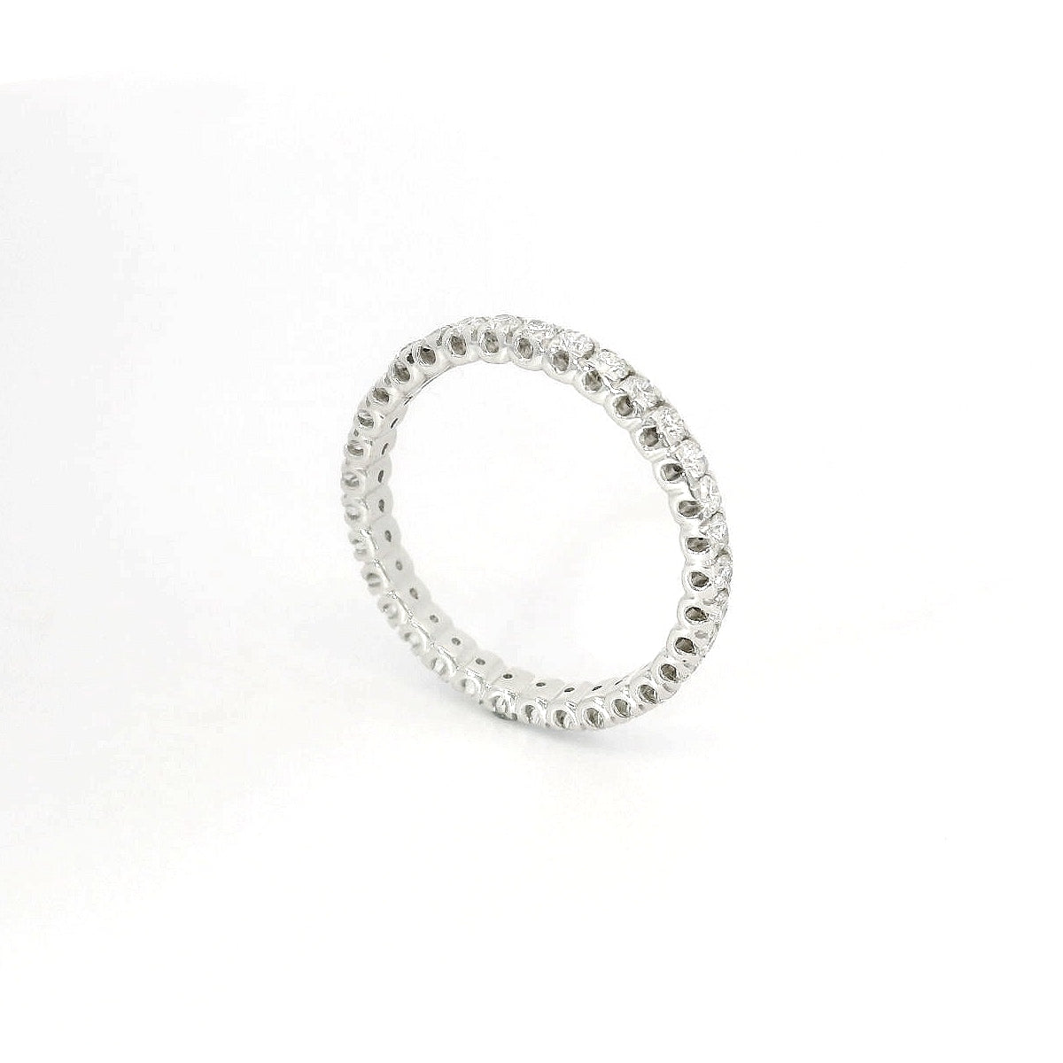 Eternity in oro bianco e diamanti lab-grown taglio brillante, 0,69 carati.