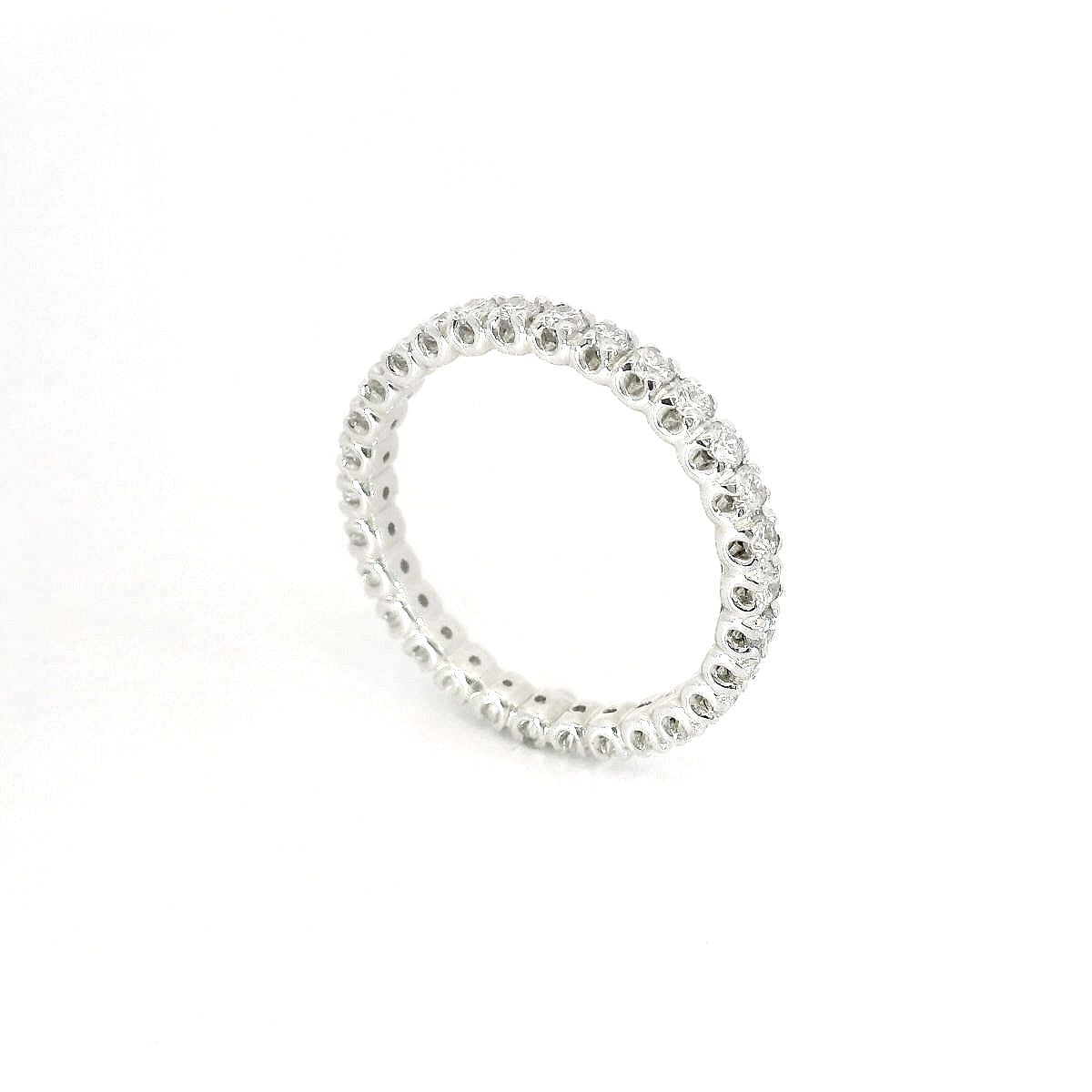 Eternity in oro bianco e diamanti lab-grown taglio brillante, 0,89 carati.