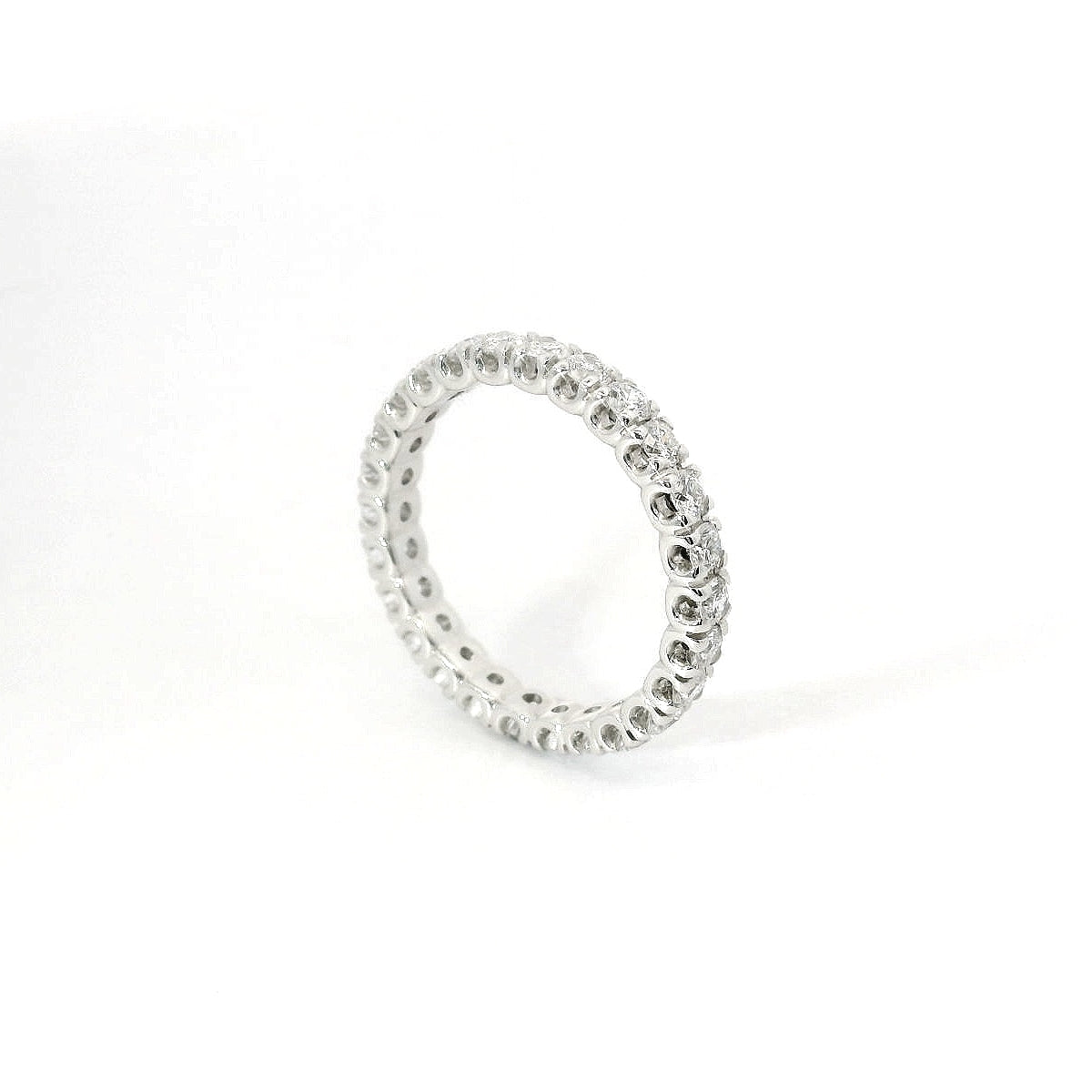 Eternity in oro bianco e diamanti lab-grown taglio brillante, 1,36 carati.