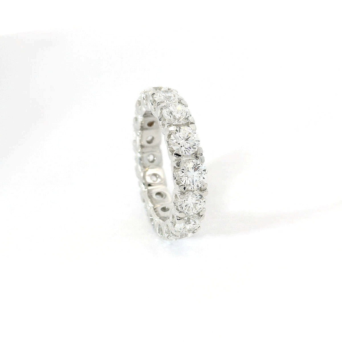 Eternity in oro bianco e diamanti lab-grown taglio brillante, 4,14 carati.