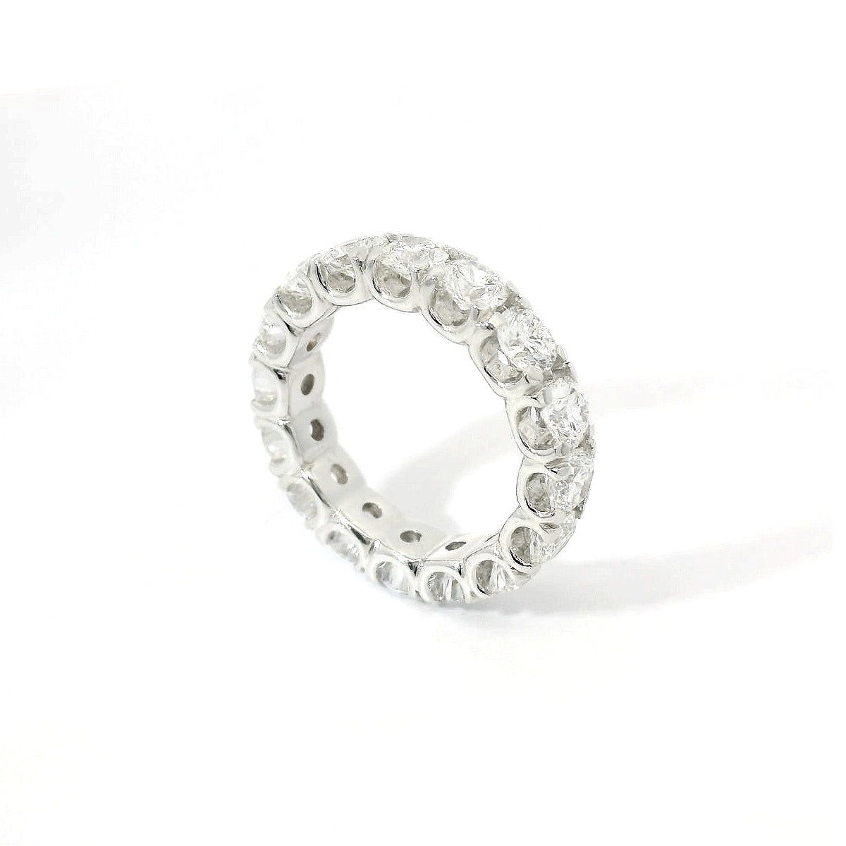 Eternity in oro bianco e diamanti lab-grown taglio brillante, 4,14 carati.