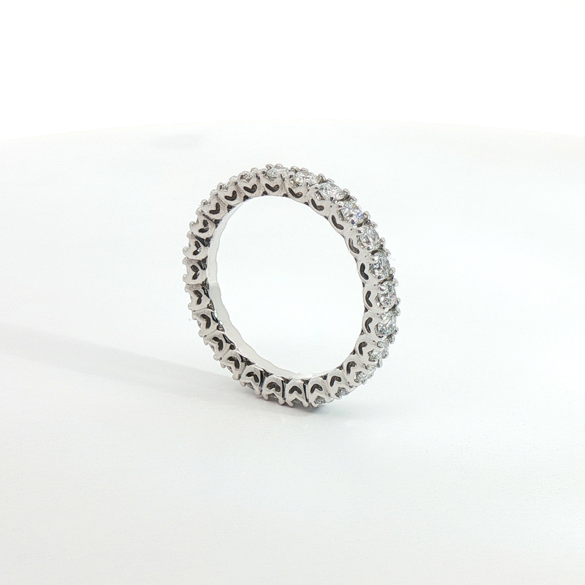 Eternity in oro bianco e diamanti lab-grown taglio brillante, 1,45 carati.