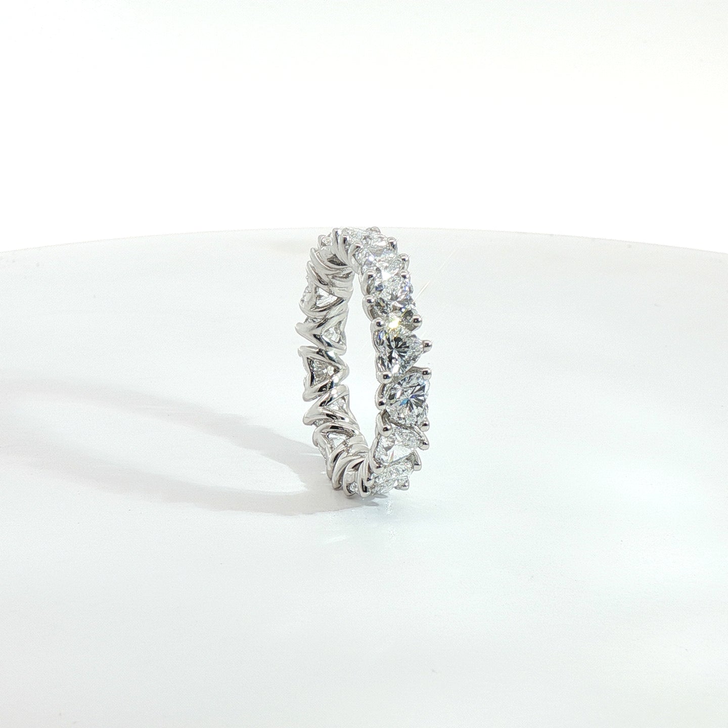 Eternity in oro bianco con diamanti lab-Grown taglio cuore, 5,32 carati.