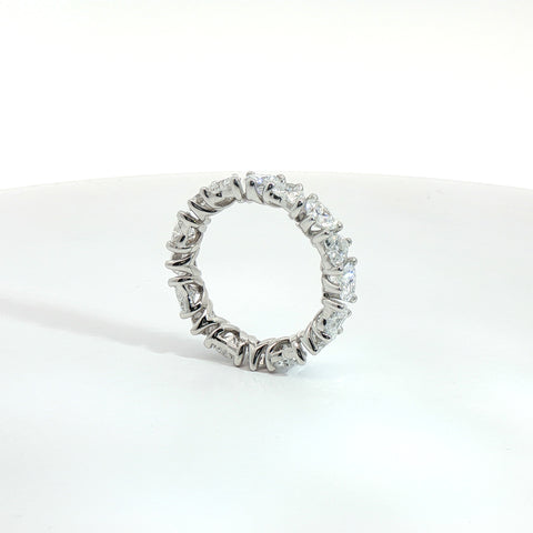 Eternity in oro bianco con diamanti lab-Grown taglio cuore, 5,32 carati.