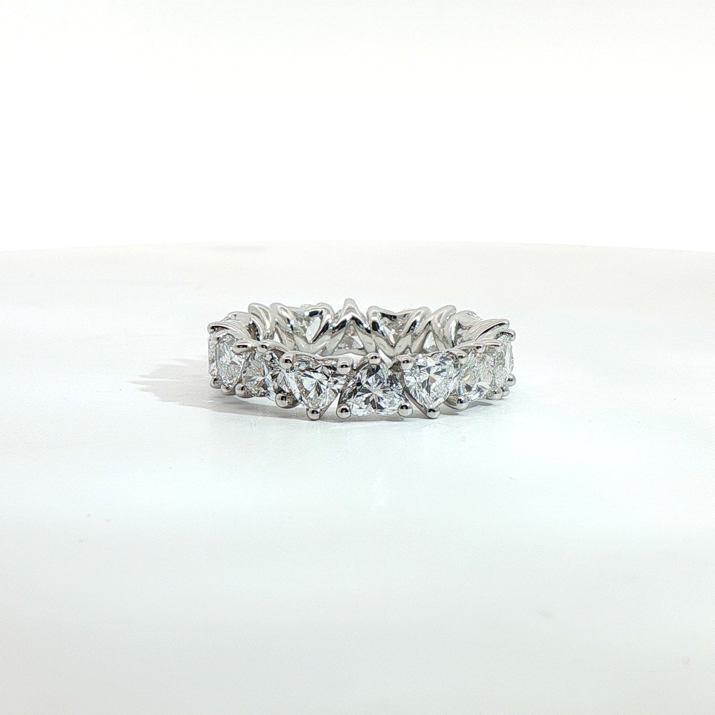 Eternity in oro bianco con diamanti lab-Grown taglio cuore, 5,32 carati.