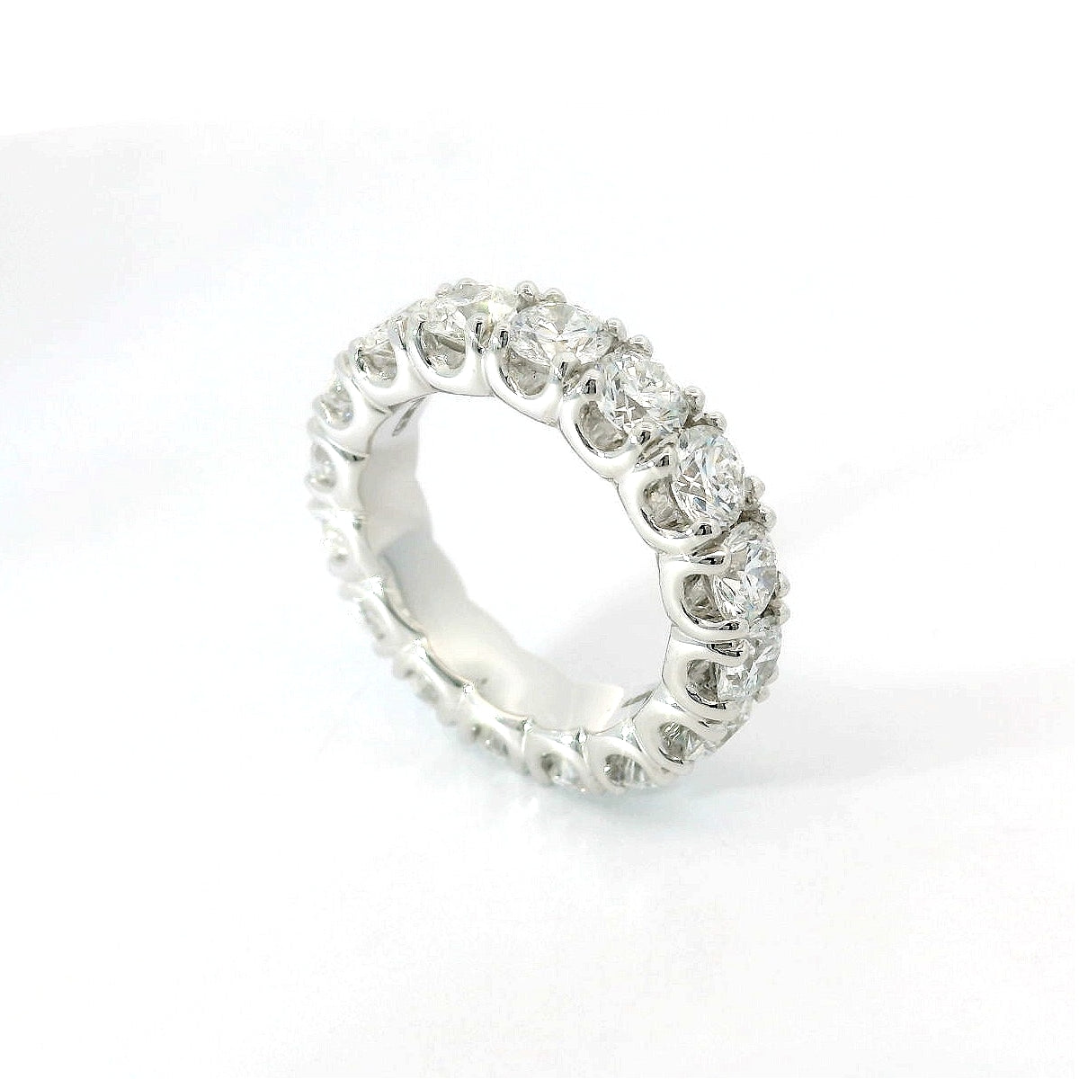 Comfortable eternity ring in white gold and brilliant-cut lab-grown diamonds, 5.10 carats.