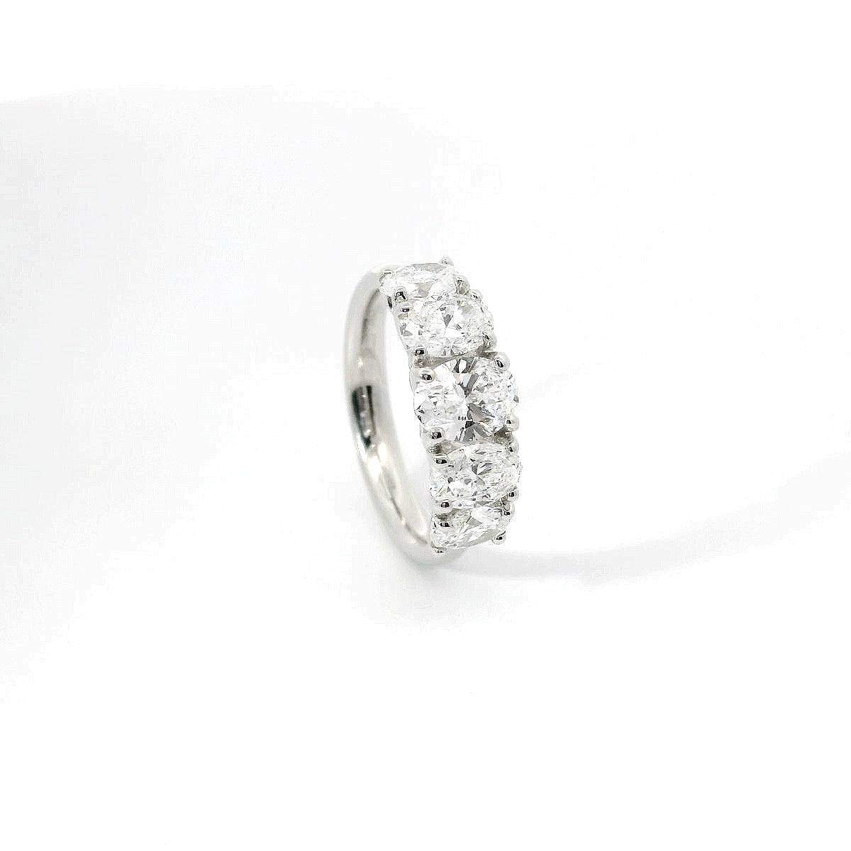 Fedina in oro bianco con diamanti Lab-Grown taglio ovale, 2,32 carati.