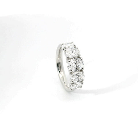 Fedina in oro bianco con diamanti Lab-Grown taglio ovale, 2,32 carati.