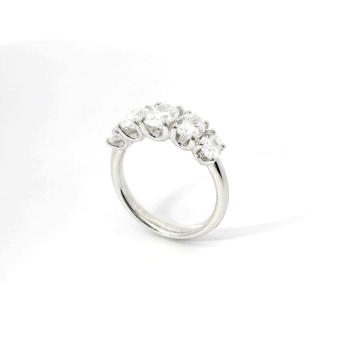 Fedina in oro bianco con diamanti Lab-Grown taglio ovale, 2,32 carati.