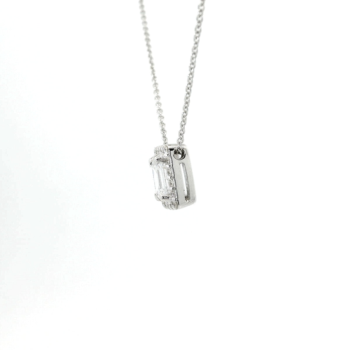 Girocollo in oro bianco con diamante lab-grown taglio smeraldo con contorno di diamanti lab-grown taglio brillante 0,85 carati.