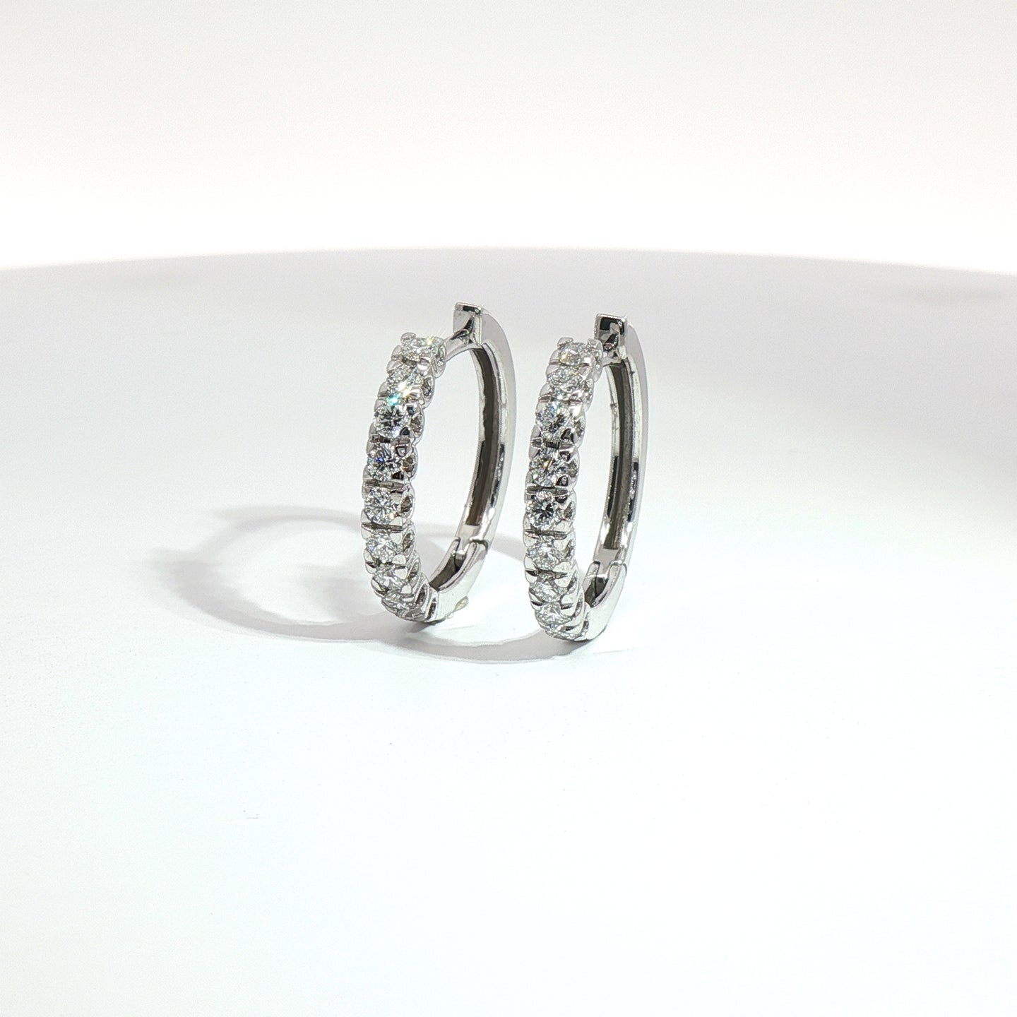 Orecchini cerchio in oro bianco con diamanti Lab-Grown taglio brillante, 0,50 carati.