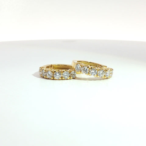 Orecchini a cerchio in oro giallo con diamanti Lab-Grown taglio brillante, 0,86 carati.