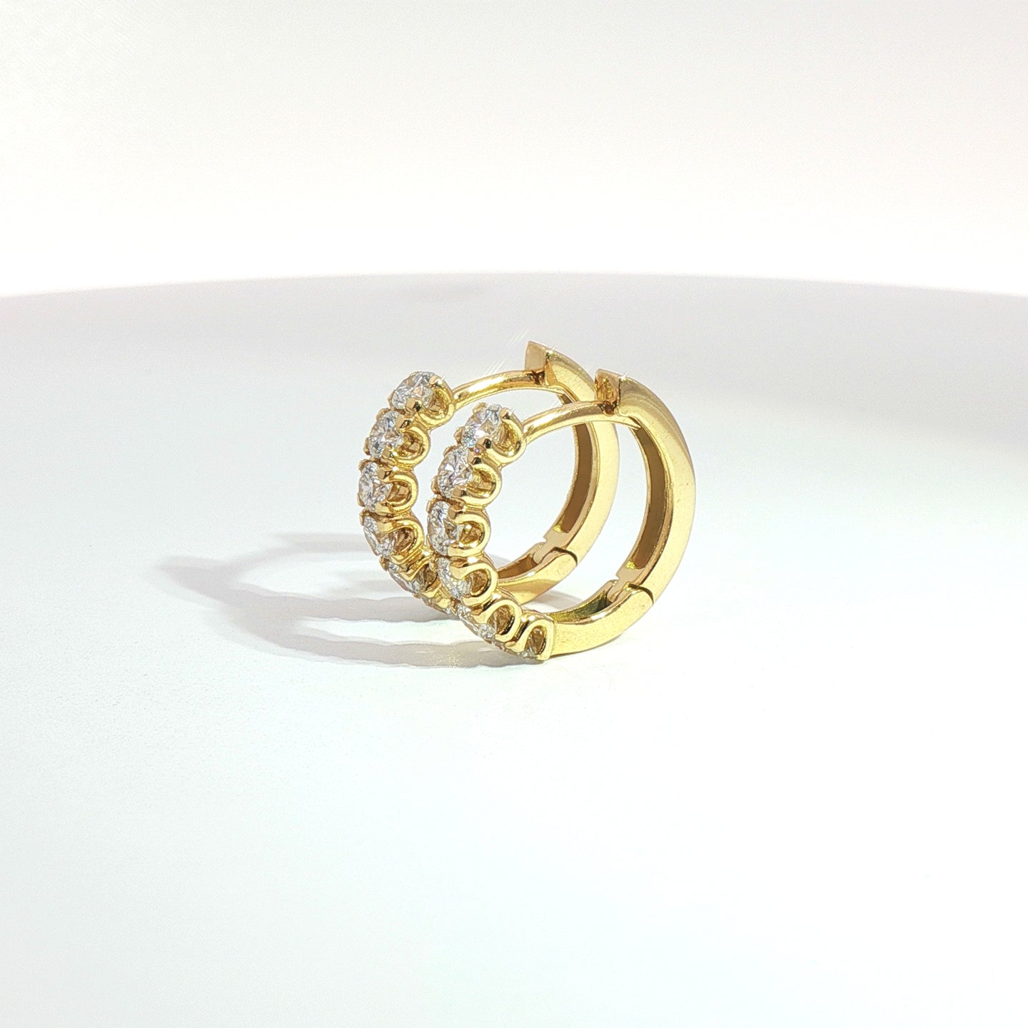 Orecchini a cerchio in oro giallo con diamanti Lab-Grown taglio brillante, 0,86 carati.