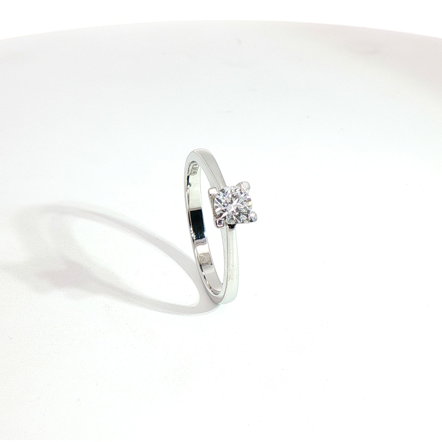 Solitario in oro bianco con diamante Lab-Grown taglio brillante 0,31 carati.