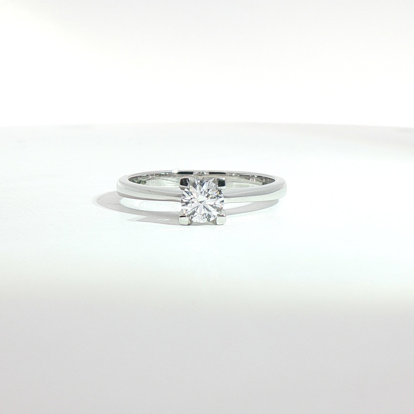 Solitario in oro bianco con diamante Lab-Grown taglio brillante 0,31 carati.