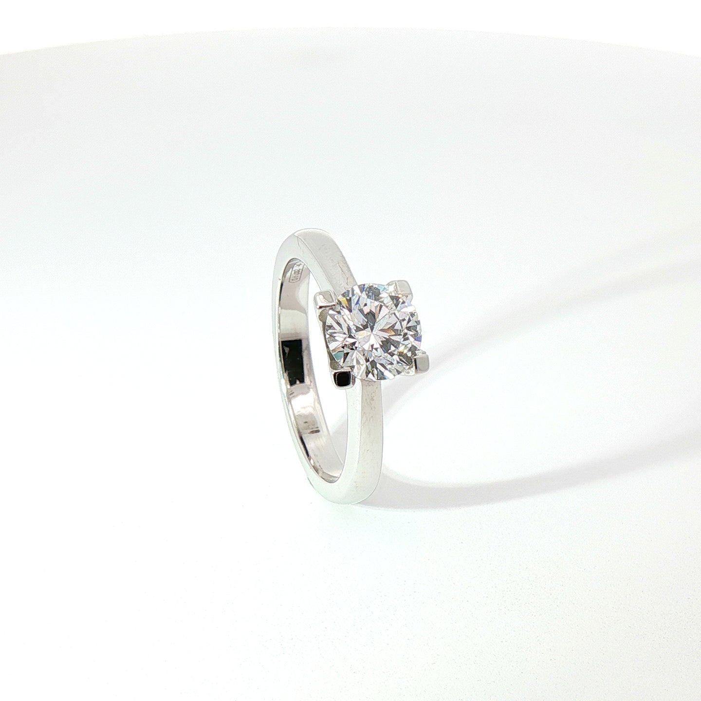 Solitario in oro bianco con diamante Lab-Grown taglio brillante, 1,12 carati.