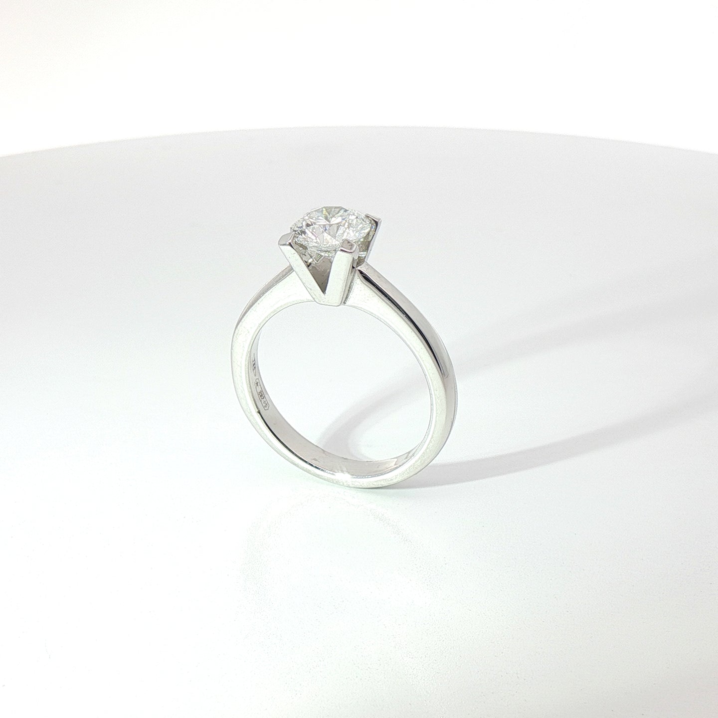 Solitario in oro bianco con diamante Lab-Grown taglio brillante, 1,12 carati.