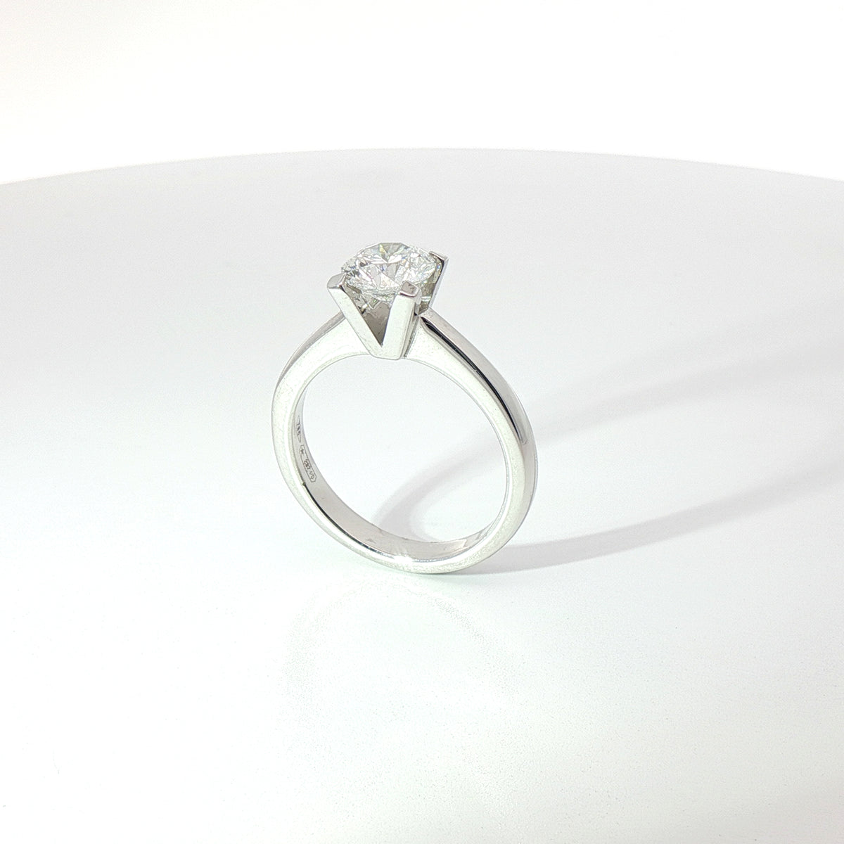 Solitario in oro bianco con diamante Lab-Grown taglio brillante, 1,12 carati.