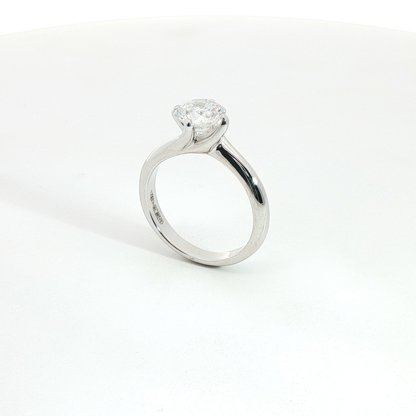 Solitario in oro bianco con diamante Lab-grown taglio brillante, 1,38 carati.