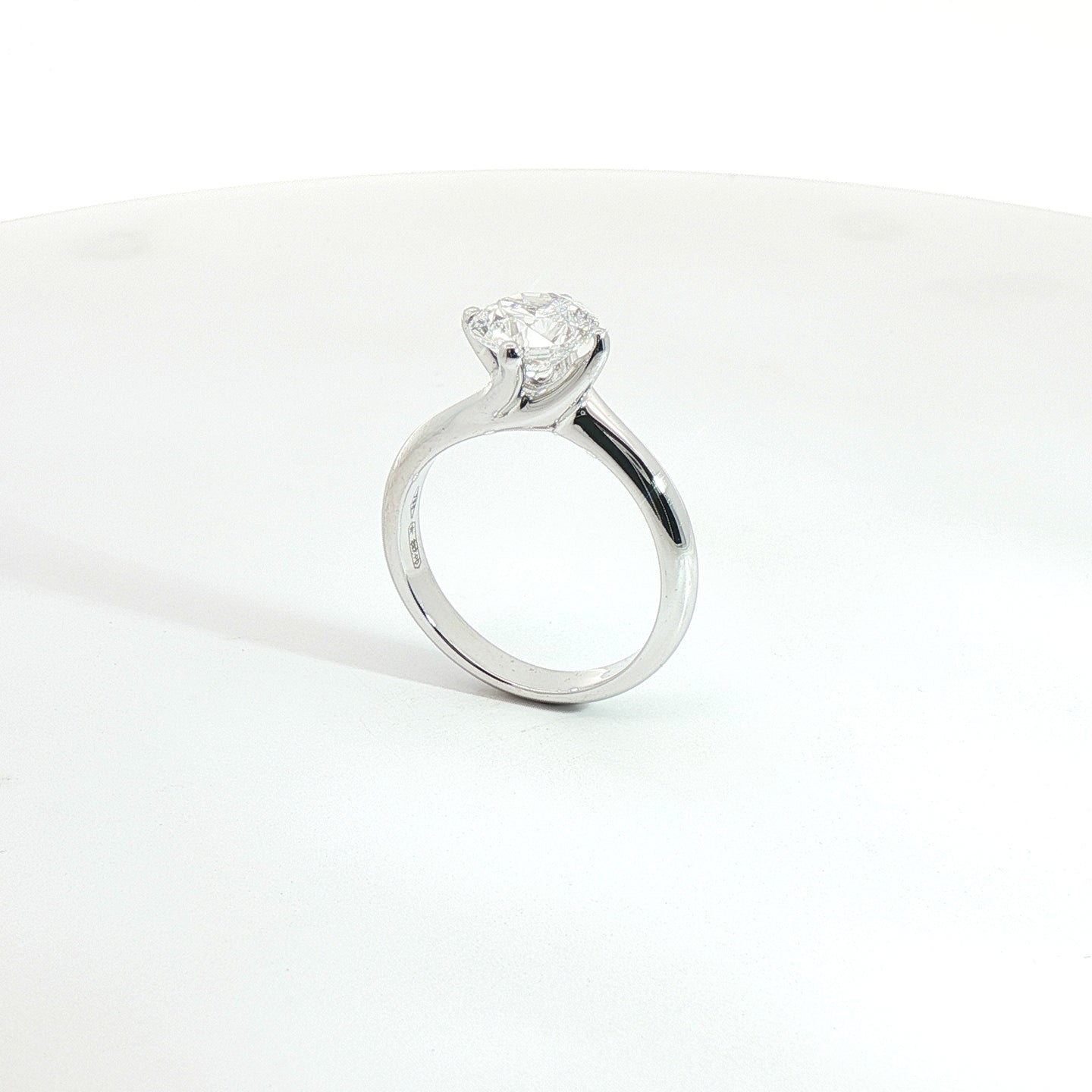 Solitario in oro bianco con diamante Lab-Grown taglio brillante, 1,63 carati.