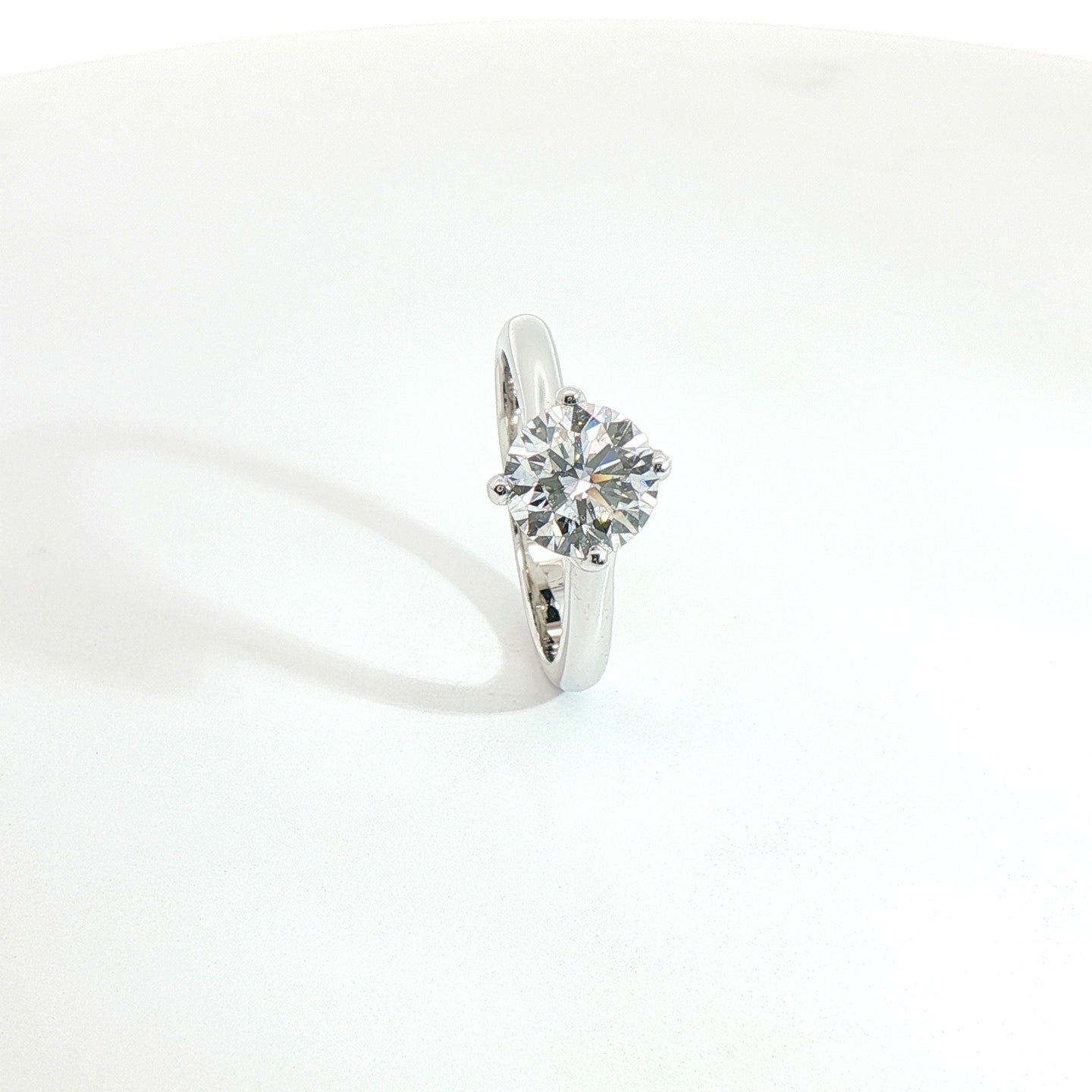 Solitario in oro bianco con diamante Lab-Grown taglio brillante, 1,63 carati.