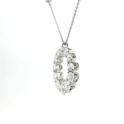 Girocollo con cerchio a gradazione in oro bianco e diamanti lab-grown taglio brillante, 5,48 carati.