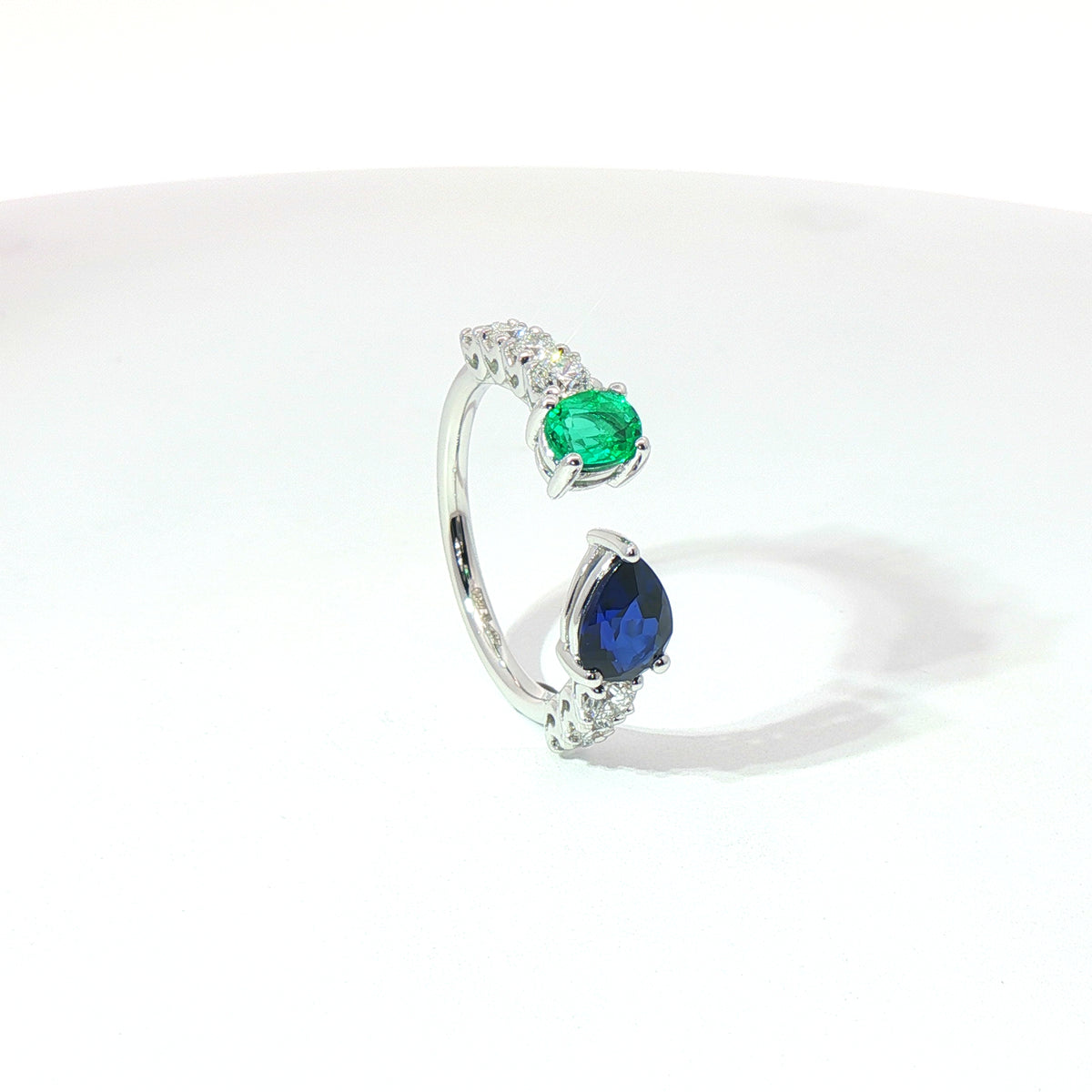 Anello in oro bianco con smeraldo, zaffiro e diamanti Lab-Grown.