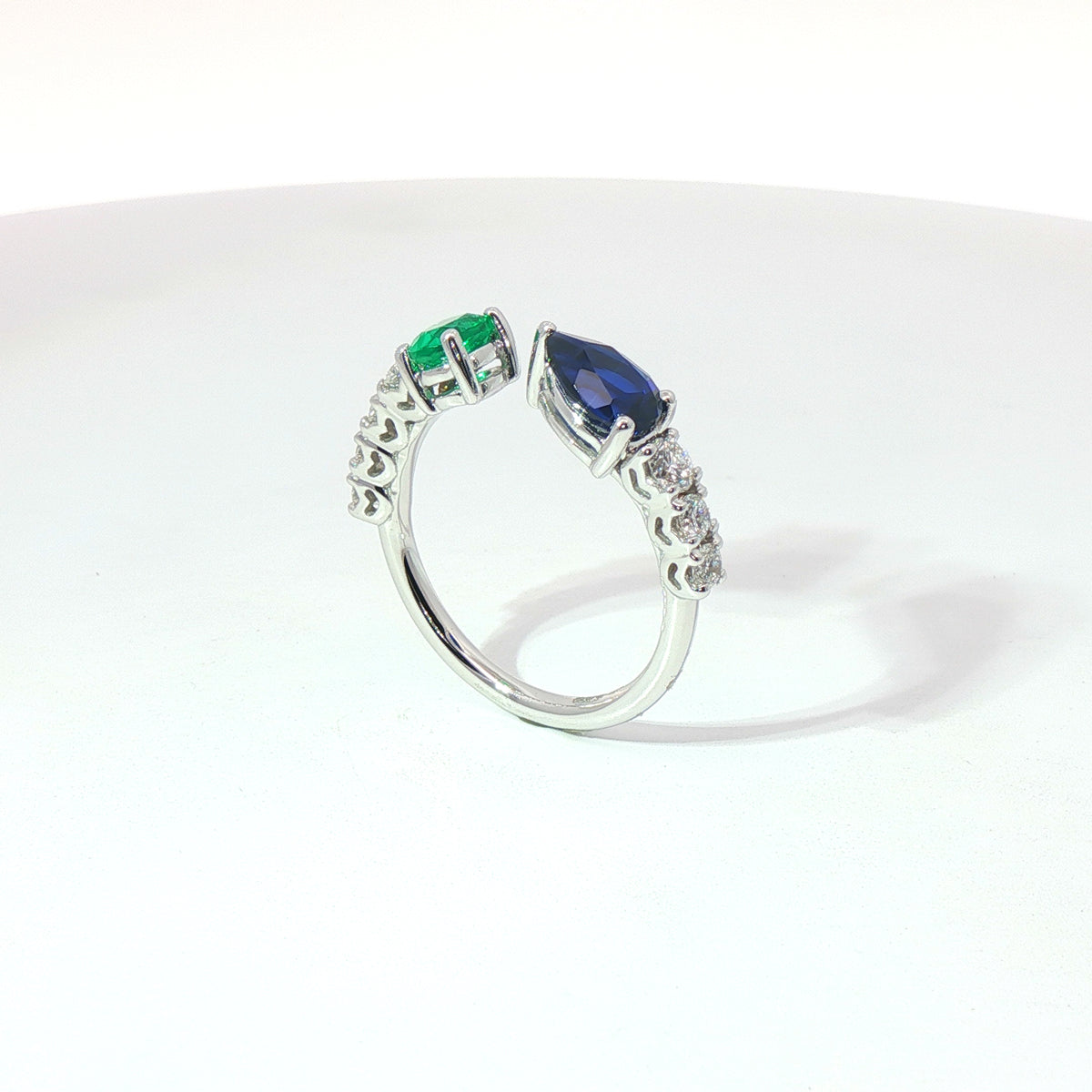 Anello in oro bianco con smeraldo, zaffiro e diamanti Lab-Grown.