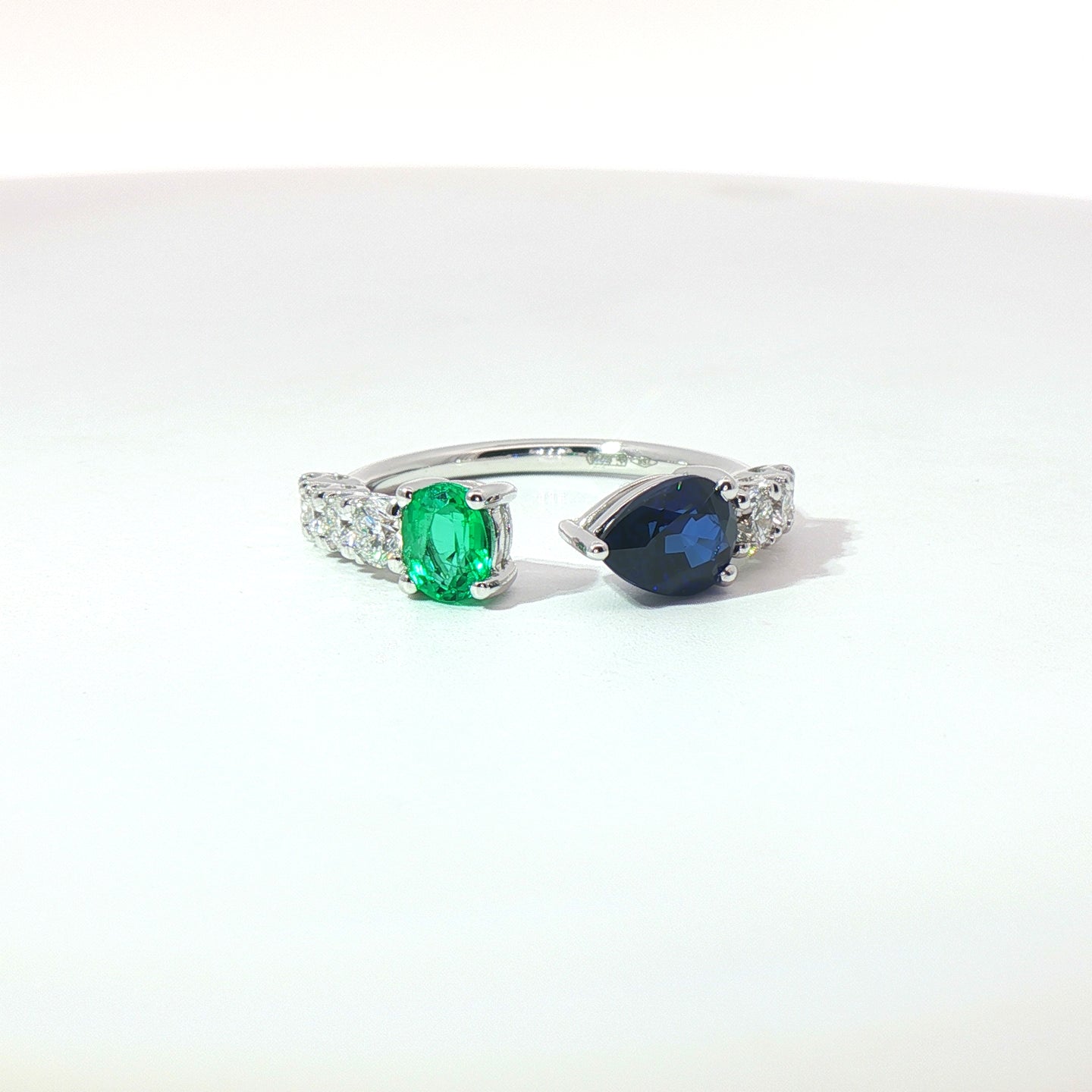 Anello in oro bianco con smeraldo, zaffiro e diamanti Lab-Grown.