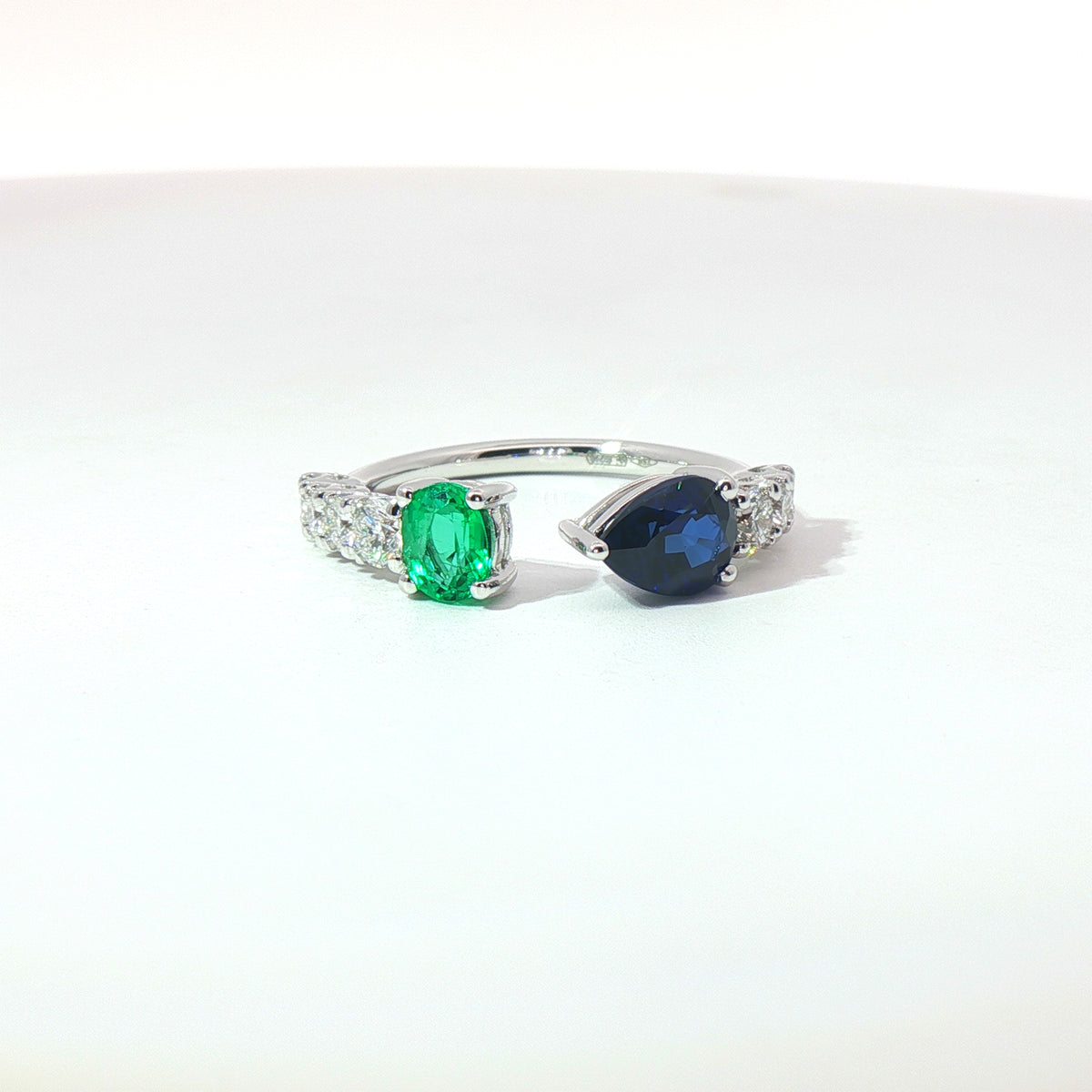 Anello in oro bianco con smeraldo, zaffiro e diamanti Lab-Grown.