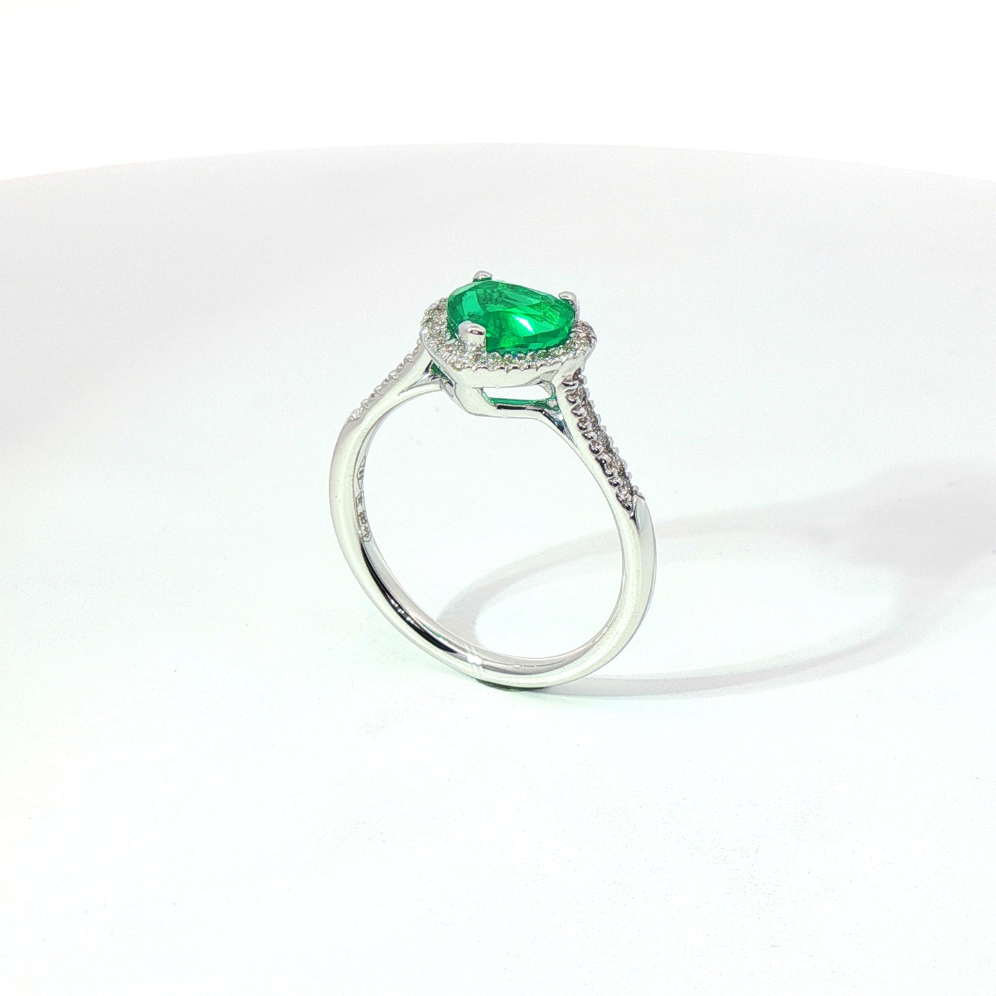 Anello in oro bianco con smeraldo Lab-Grown taglio cuore e diamanti Lab-Grown taglio brillante.