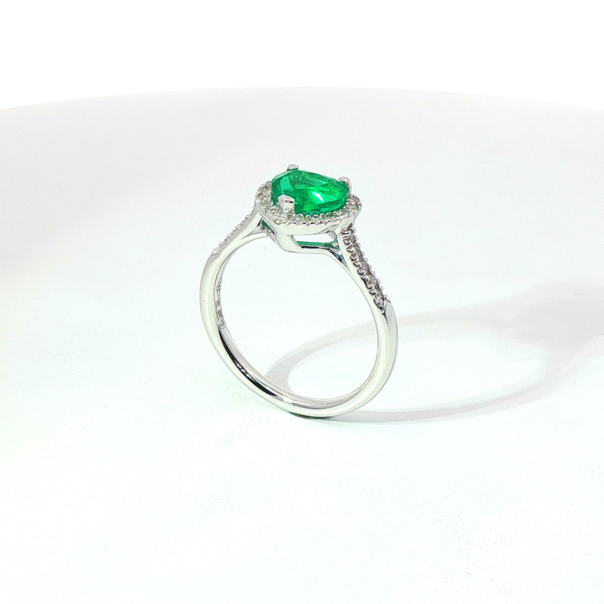 Anello in oro bianco con smeraldo Lab-Grown taglio cuore e diamanti Lab-Grown taglio brillante.
