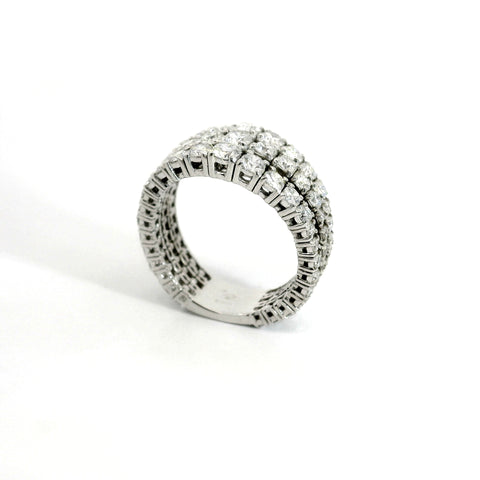 Fascia morbida a gradazione in oro bianco con diamanti lab-grown taglio brillante, 2,47 carati.