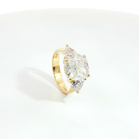Anello trilogy in oro giallo con diamanti Lab-Grown taglio cuscino e trillion, 6,43 carati.