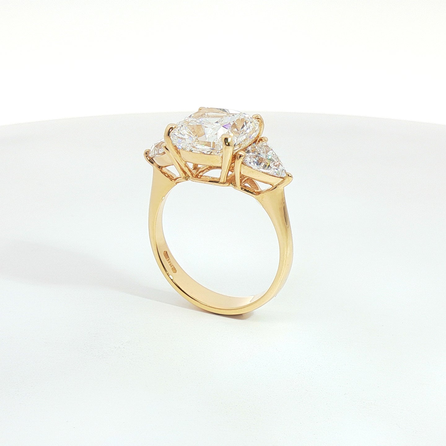 Anello trilogy in oro giallo con diamanti Lab-Grown taglio cuscino e trillion, 6,43 carati.