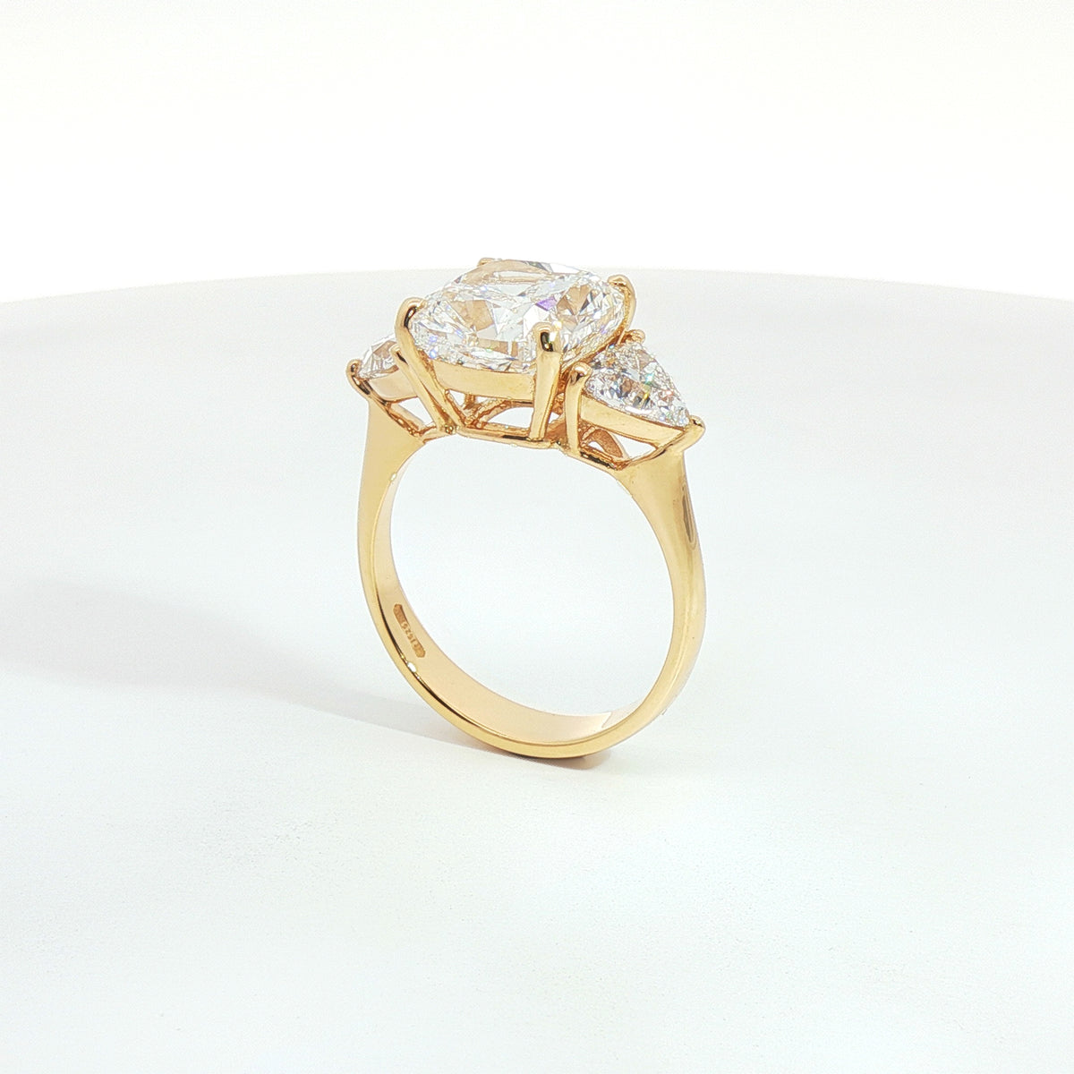 Anello trilogy in oro giallo con diamanti Lab-Grown taglio cuscino e trillion, 6,43 carati.