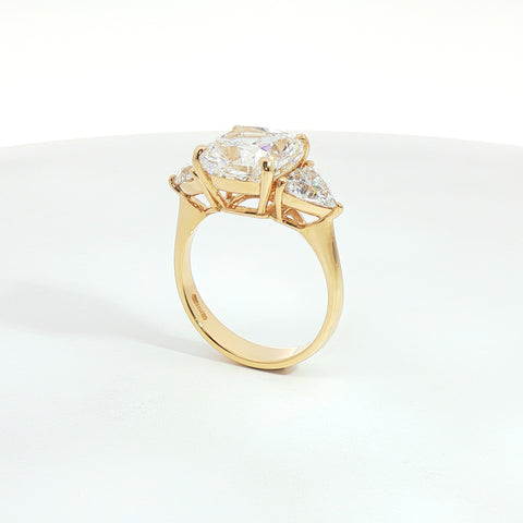 Anello trilogy in oro giallo con diamanti Lab-Grown taglio cuscino e trillion, 6,43 carati.