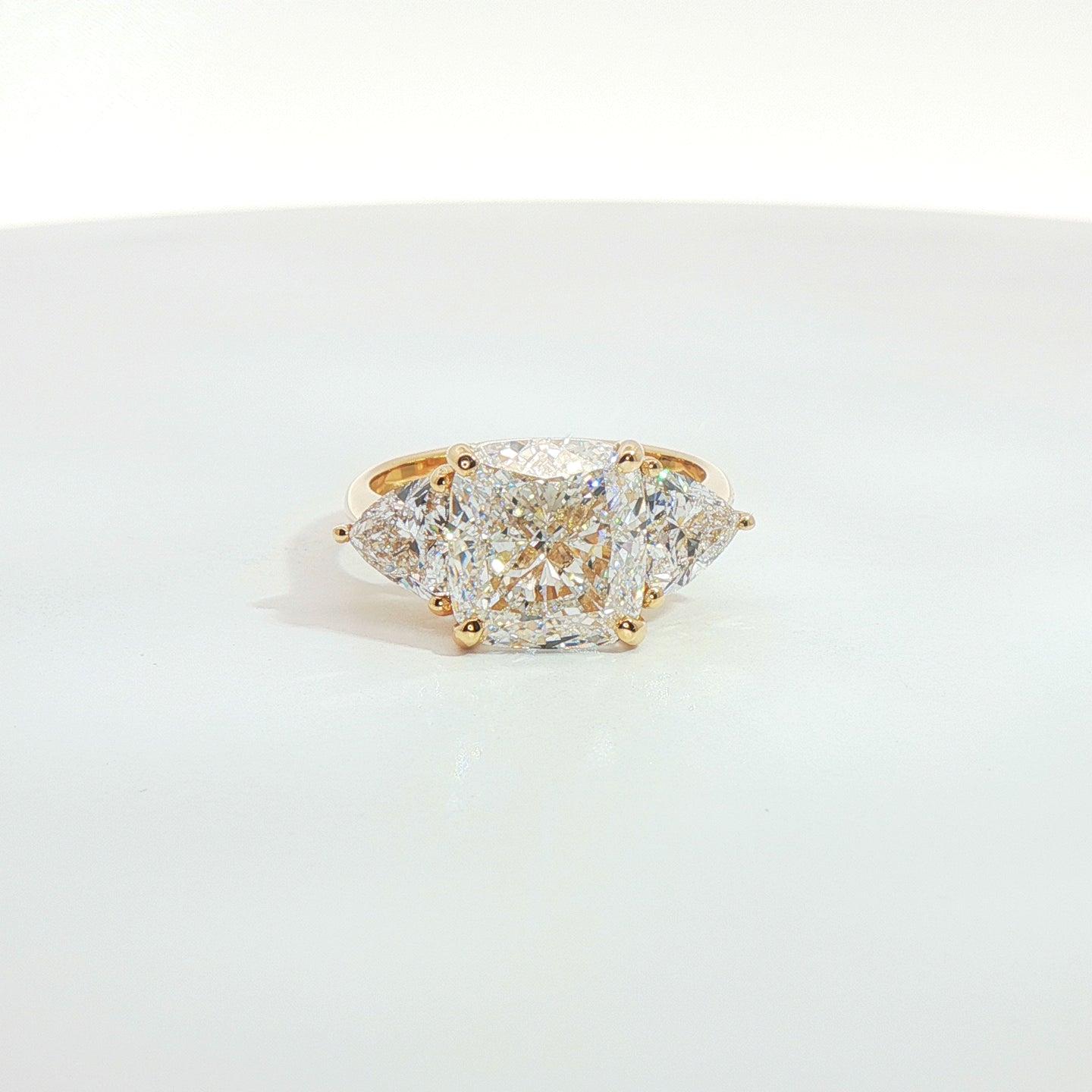 Anello trilogy in oro giallo con diamanti Lab-Grown taglio cuscino e trillion, 6,43 carati.