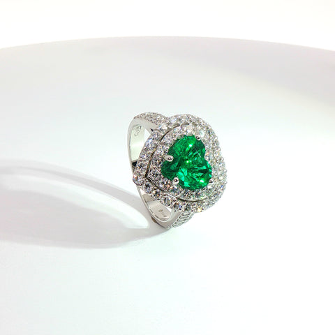 Anello fascia in oro bianco con smeraldo Lab-Grown taglio cuore e diamanti Lab-Grown taglio brillante.