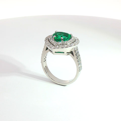 Anello fascia in oro bianco con smeraldo Lab-Grown taglio cuore e diamanti Lab-Grown taglio brillante.