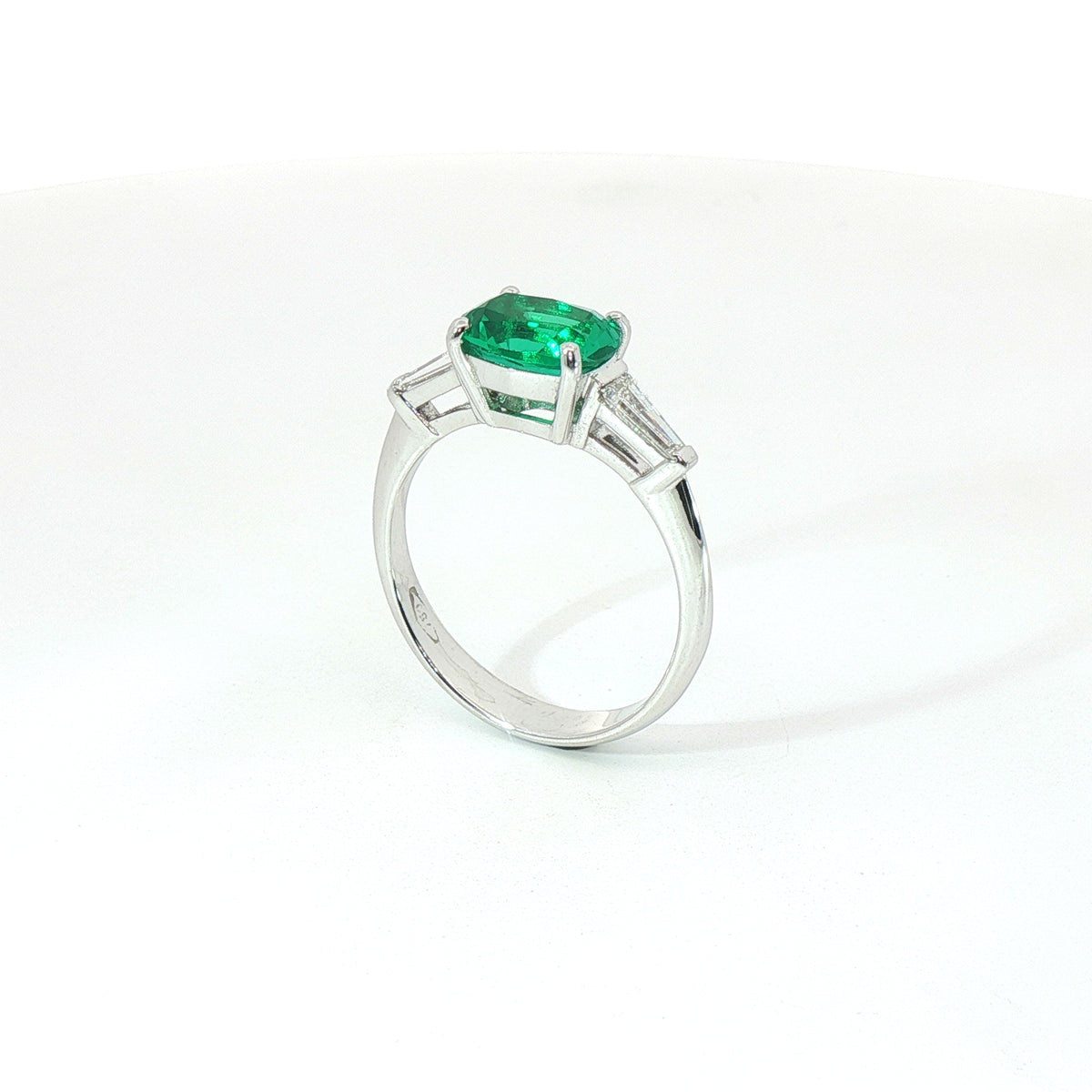 Anello in oro bianco con smeraldo Lab-Grown taglio ovale e diamanti Lab-Grown taglio taper.