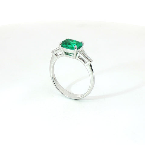Anello in oro bianco con smeraldo Lab-Grown taglio ovale e diamanti Lab-Grown taglio taper.